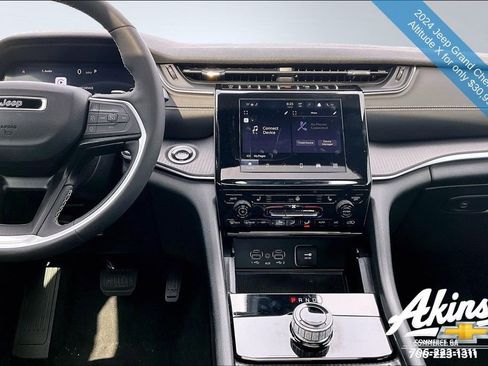 Used 2024 Jeep Grand Cherokee Altitude image 8