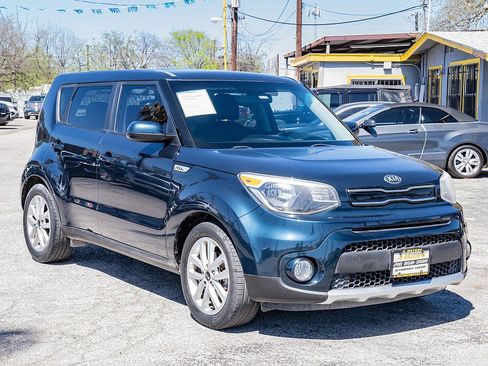 Used 2018 Kia Soul + image 3