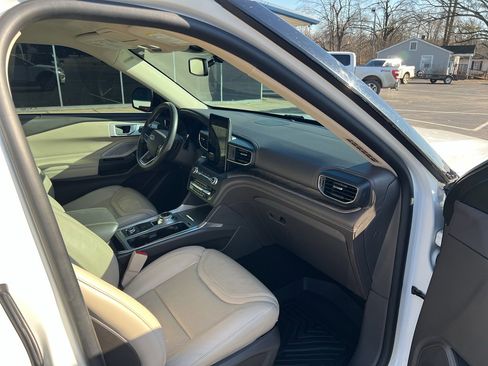 Used 2020 Ford Explorer Platinum w/ Premium Technology Package image 15