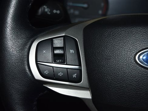 Used 2022 Ford Explorer XLT w/ Equipment Group 202A image 7