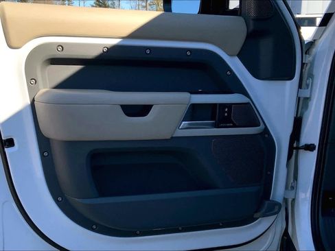 Used 2020 Land Rover Defender 110 SE image 19