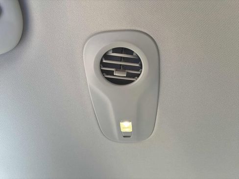 Used 2024 Chrysler Pacifica Touring-L image 38