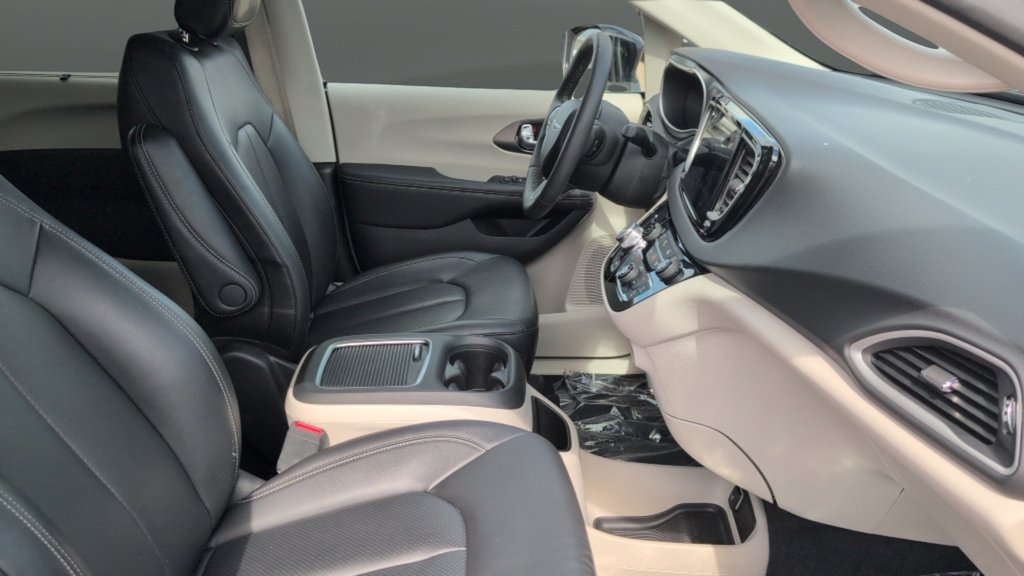 Used 2024 Chrysler Pacifica Touring-L FWD image 29