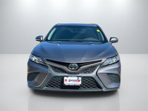 Used 2018 Toyota Camry SE image 2