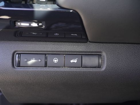 Used 2025 Nissan Pathfinder SV FWD image 17