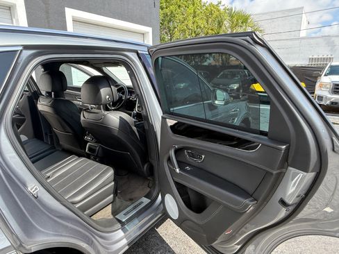 Used 2018 Bentley Bentayga Onyx Edition AWD/4WD image 16