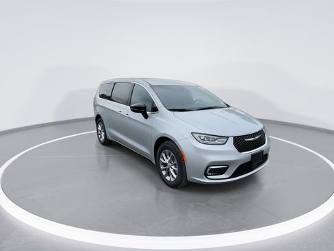 New 2026 Chrysler Pacifica Select image 2