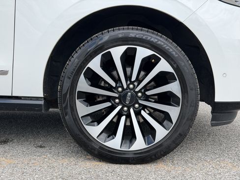 Used 2023 Lincoln Navigator L Reserve RWD image 13