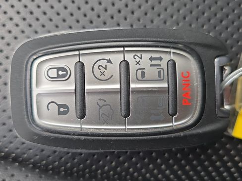 Used 2024 Chrysler Pacifica Limited FWD image 37