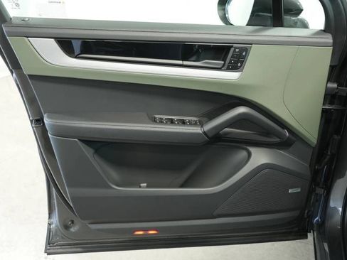 Certified 2025 Porsche Cayenne AWD/4WD image 24