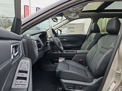 New 2026 Nissan Rogue Platinum w/ Tech Package AWD/4WD image 9