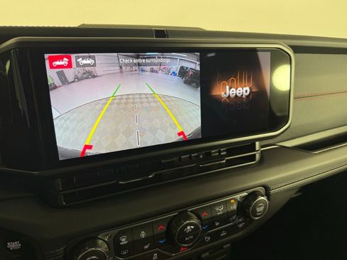 Used 2026 Jeep Wrangler Unlimited Rubicon AWD/4WD image 24