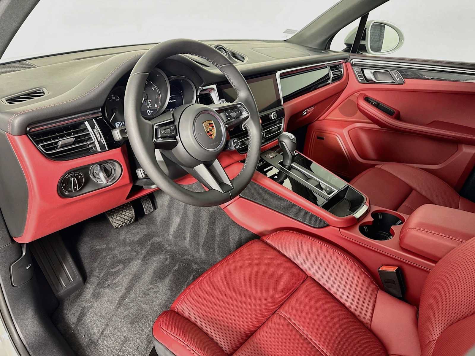 Certified 2025 Porsche Macan AWD/4WD image 4