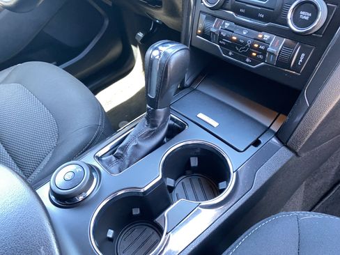 Used 2018 Ford Explorer XLT w/ Equipment Group 201A AWD/4WD image 37
