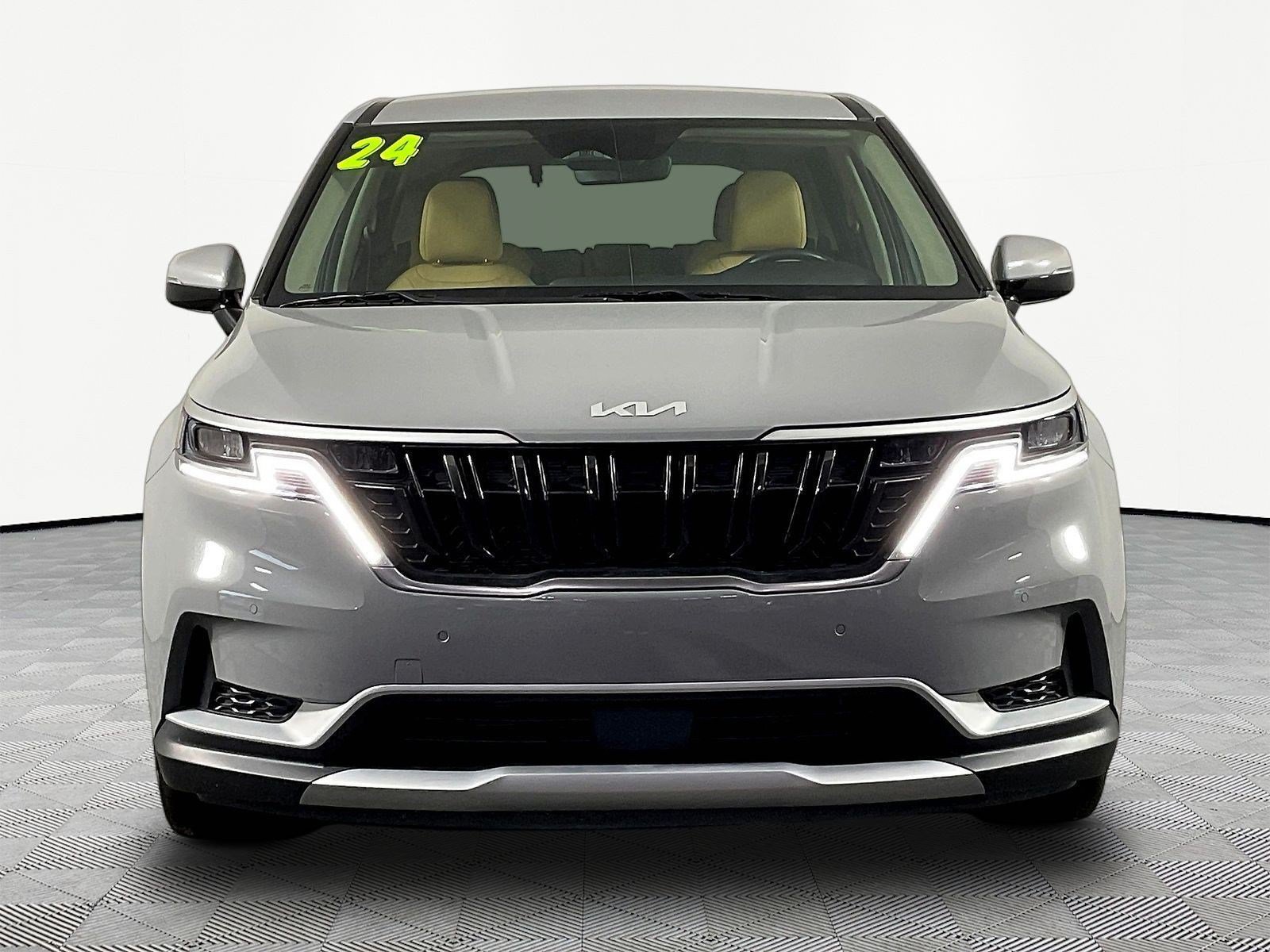 Used 2024 Kia Carnival EX FWD image 2