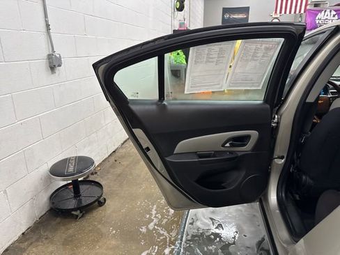 Used 2014 Chevrolet Cruze LS image 13