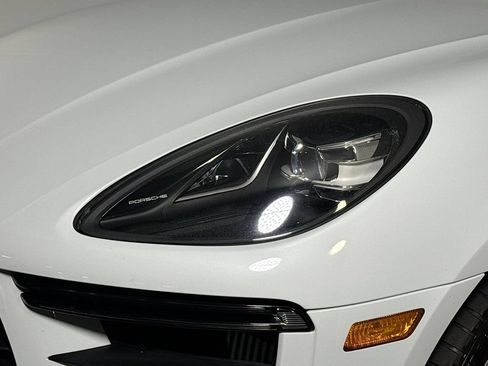 Certified 2020 Porsche Macan Turbo AWD/4WD image 25