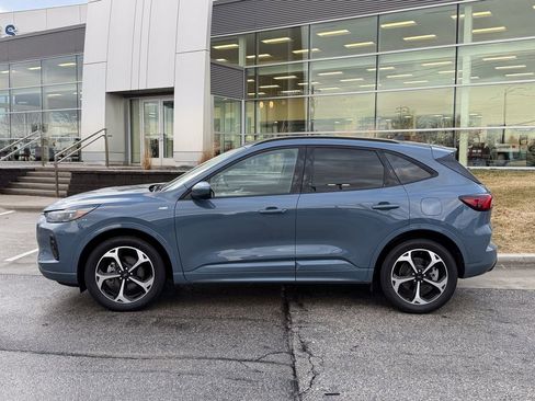 Used 2025 Ford Escape ST-Line Elite w/ Premium Technology Package image 3