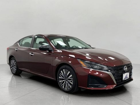 Used 2025 Nissan Altima 2.5 SV FWD image 1