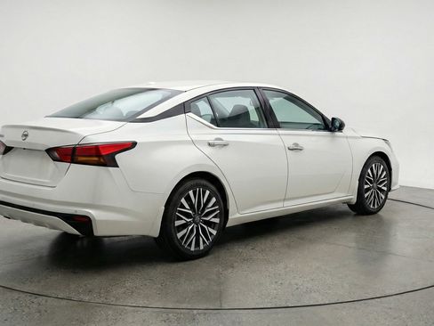 Used 2025 Nissan Altima 2.5 SV FWD image 9