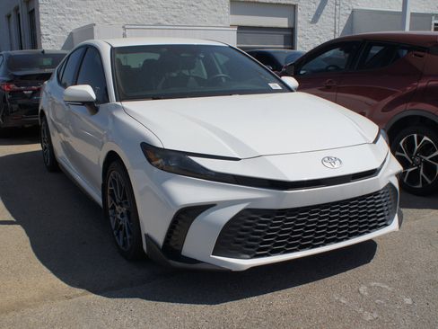 Used 2025 Toyota Camry SE w/ Convenience Package image 3