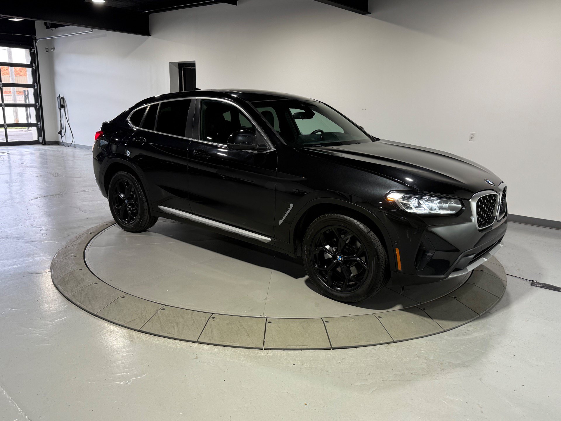 Used 2024 BMW X4 xDrive30i AWD/4WD image 6