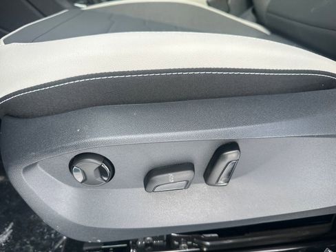 New 2026 Volkswagen Taos SE image 4