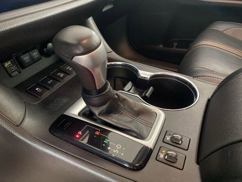 Used 2018 Toyota Highlander SE image 18