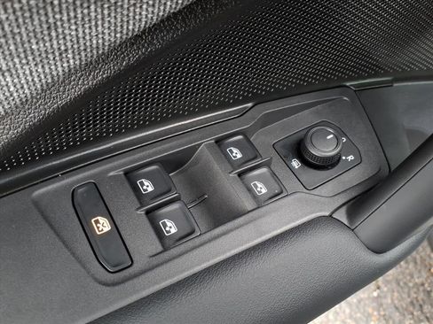 Certified 2025 Volkswagen Tiguan S image 18