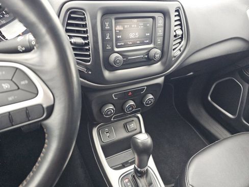 Used 2018 Jeep Compass Latitude image 29