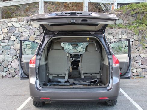 Used 2011 Toyota Sienna LE image 10