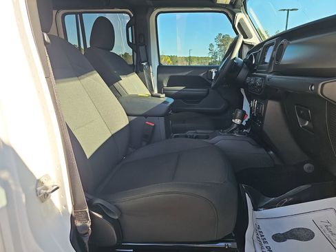 Used 2023 Jeep Gladiator Willys image 13