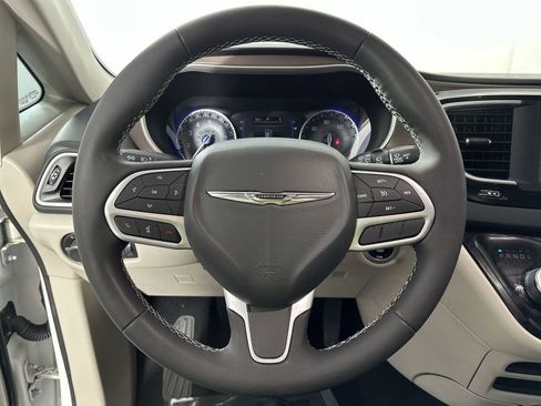 Used 2023 Chrysler Voyager LX image 15