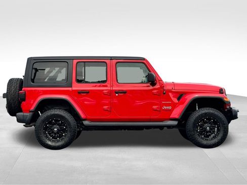 Used 2018 Jeep Wrangler Unlimited Sahara AWD/4WD image 8