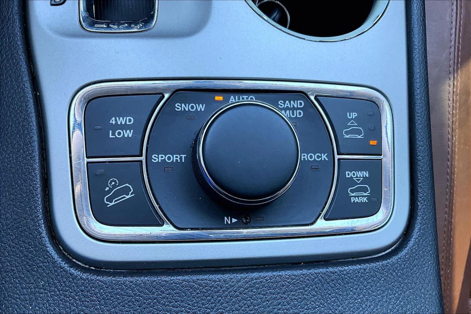 Used 2012 Jeep Grand Cherokee Overland AWD/4WD image 32
