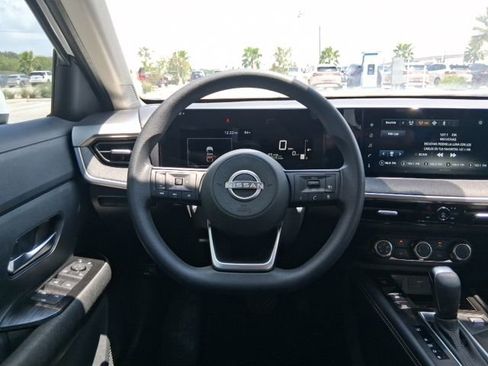 Used 2025 Nissan Kicks SV AWD/4WD image 17
