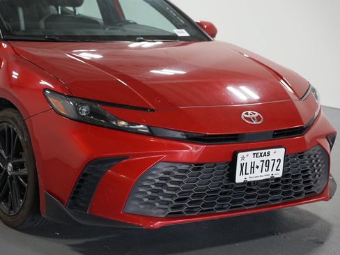 Used 2025 Toyota Camry SE FWD image 4