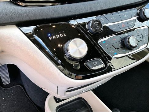 Certified 2024 Chrysler Pacifica Touring-L image 31