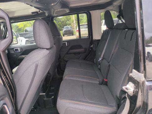 Used 2025 Jeep Wrangler Unlimited Sahara AWD/4WD image 15