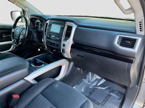 Used 2019 Nissan Titan SV w/ SV Convenience Package image 30