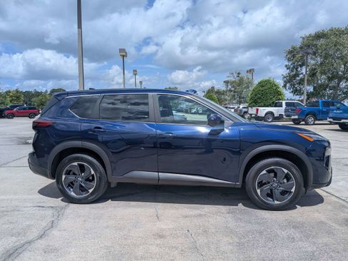 Used 2024 Nissan Rogue SV AWD/4WD image 3