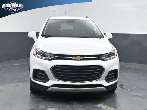 Used 2020 Chevrolet Trax LT w/ Driver Confidence Package FWD image 2