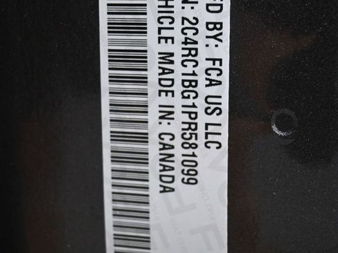 Used 2023 Chrysler Pacifica Touring-L FWD image 9