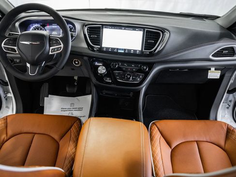 New 2026 Chrysler Pacifica Pinnacle image 18