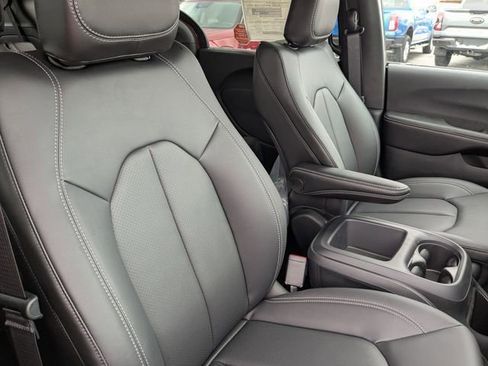 New 2026 Chrysler Pacifica Select image 8