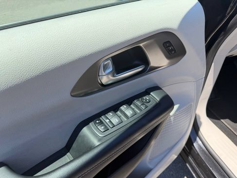 Used 2024 Chrysler Pacifica Touring-L FWD image 14