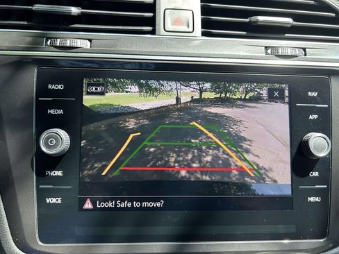 Used 2021 Volkswagen Tiguan SE FWD image 17