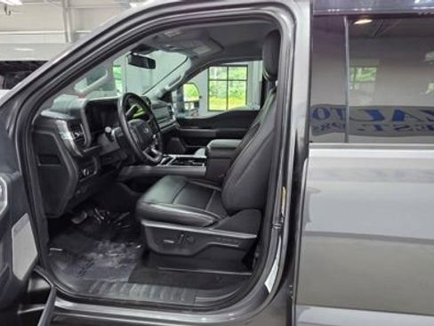 Used 2025 Ford F250 Lariat w/ Black Appearance Package AWD/4WD image 32