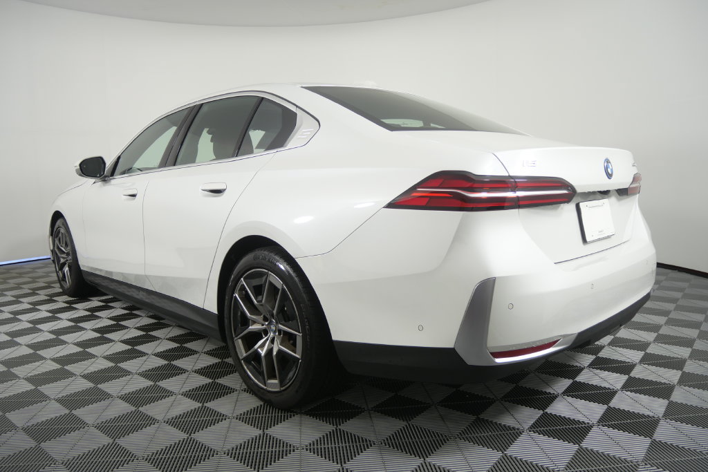 Used 2024 BMW i5 eDrive40i w/ Premium Package RWD image 6