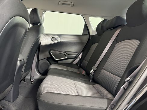 Used 2025 Kia Soul LX w/ LX Technology Package FWD image 7